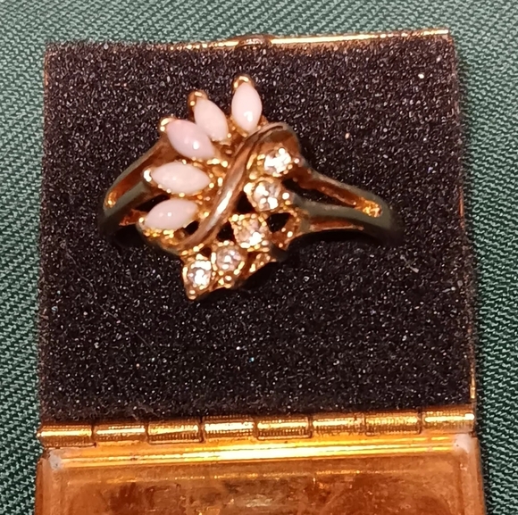 Ring A Queens Ring Size 13 Gold Tone With Opals & Cz's - Picture 5 of 5